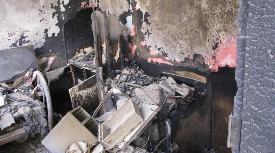 Why choose Emergency Water Damage Pros for insurance restoration in Kissimmee, FL